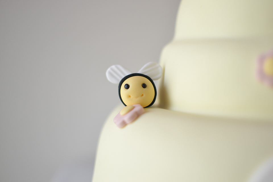 Bee-Day Cake