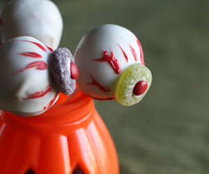 Spooky Eyeball Cake Pops
