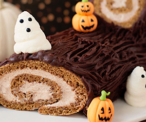 Pumpkin Spice Ghoul Log with Apple Butter Cream Cheese Filling